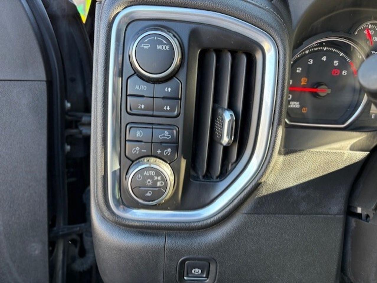 2022 Chevrolet SILVERADO 2500HD LT 4WD Z71 CREW CAB-SHORT BOX-LEATHER-CAM-TONNEAU Photo