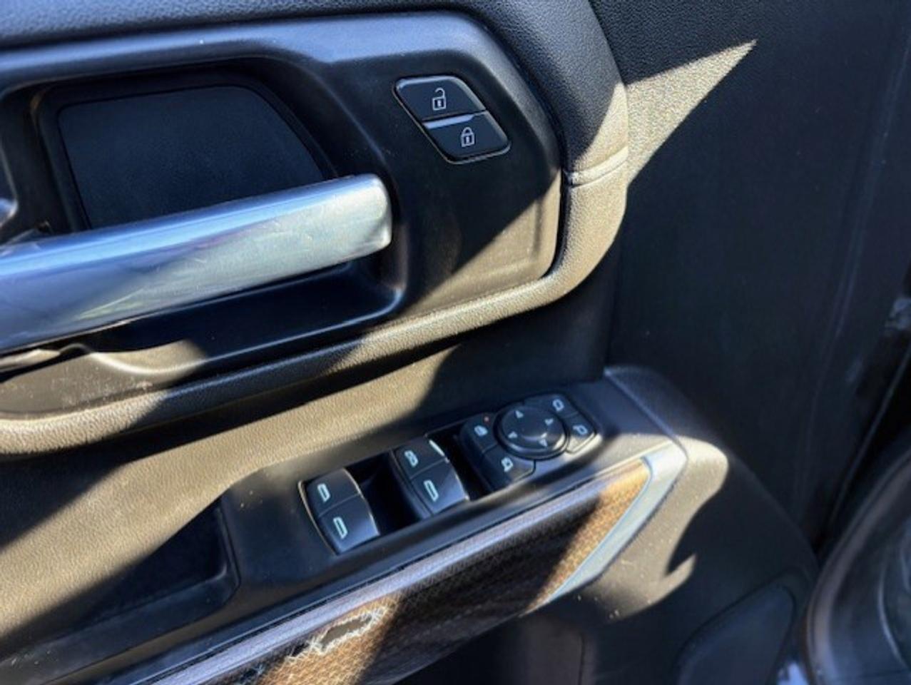 2022 Chevrolet SILVERADO 2500HD LT 4WD Z71 CREW CAB-SHORT BOX-LEATHER-CAM-TONNEAU Photo