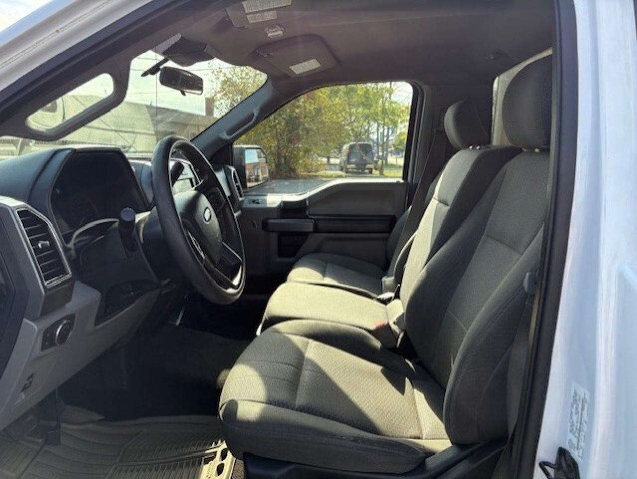 2019 Ford F-150 XLT 4WD REGULAR CAB-8' LONG BOX-LEER CAP-CAMERA Photo