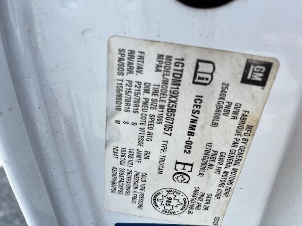 2005 GMC Safari Cargo LADDER RACKS-DIVIDER-SHELVES-CERTIFIED-NEW TIRES!! Photo