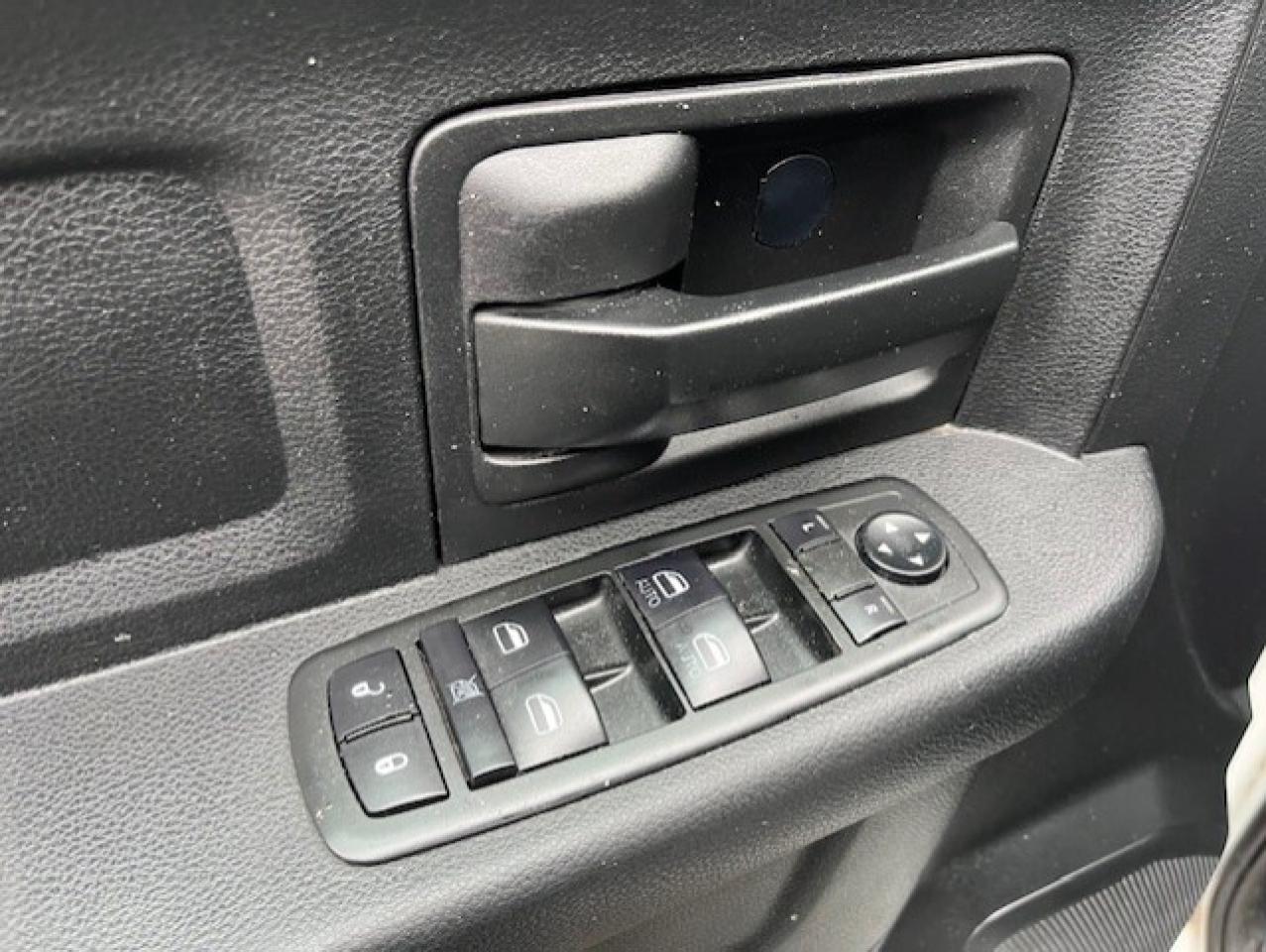 2014 RAM 1500 4WD V8 HEMI-CREW CAB-1 OWNER-CERTIFIED-WE FINANCE Photo