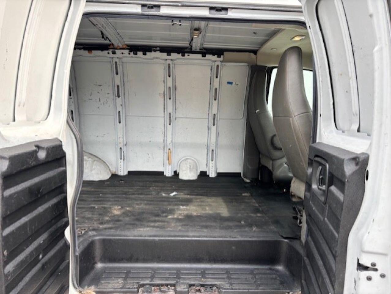 2018 Chevrolet Express 2500 **4.3L V6-NEW BRAKES-TIRES-CERTIFIED-FINANCE* Photo