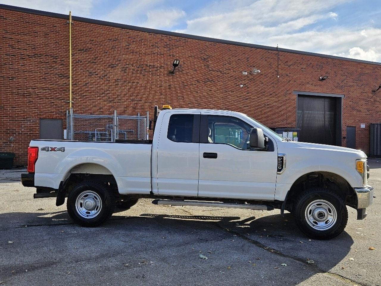 2017 Ford F-250 4WD SUPER CAB SHORT BOX-1 OWNER-CERTIFIED-NEW TIRE Photo