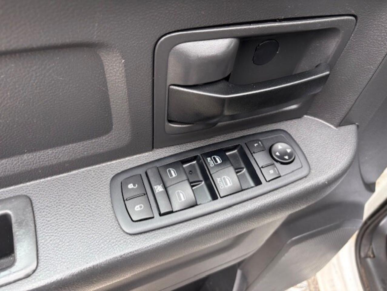 2011 RAM 2500 6.7L CUMMINS DIESEL **POWER DUMP BOX** CREW CAB!! Photo