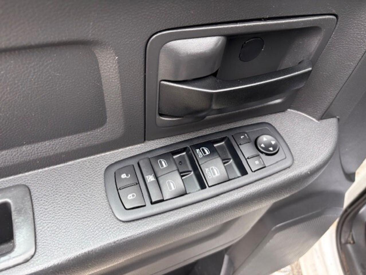 2011 RAM 2500 6.7L CUMMINS DIESEL **POWER DUMP BOX** CREW CAB!! Photo