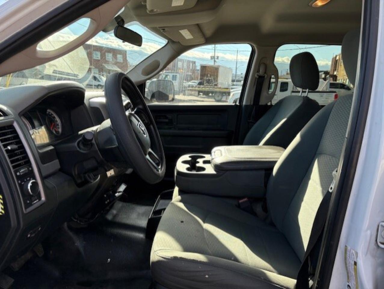 2016 RAM 3500 4WD 6.7L CUMMINS DIESEL-CREW CAB-LONG BOX-ONLY 73K Photo