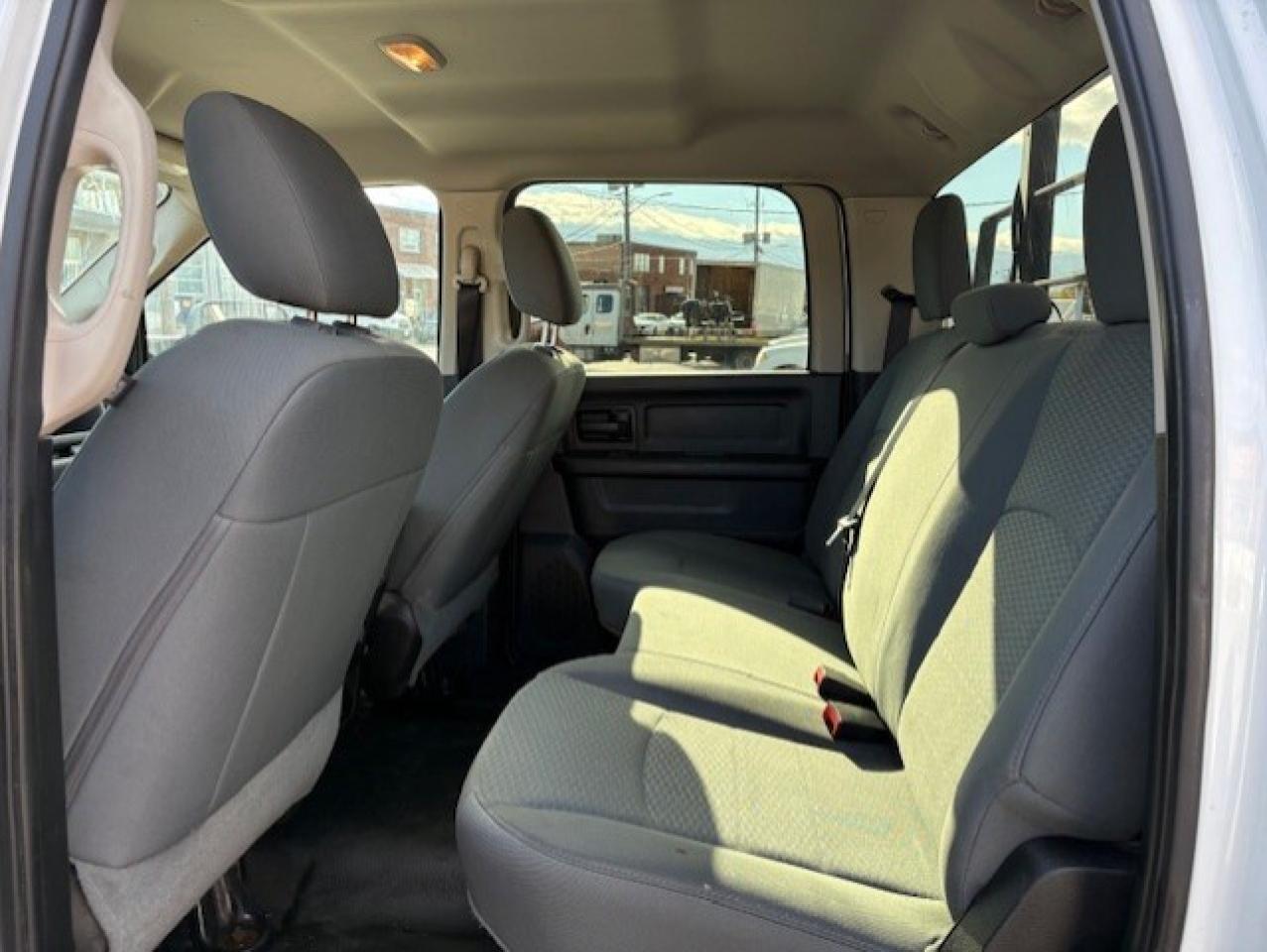 2016 RAM 3500 4WD 6.7L CUMMINS DIESEL-CREW CAB-LONG BOX-ONLY 73K Photo