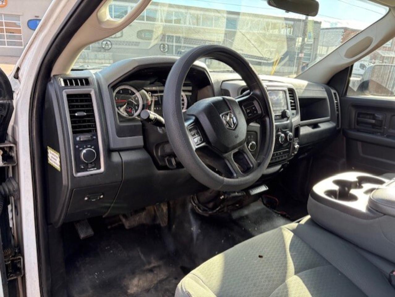 2016 RAM 3500 4WD 6.7L CUMMINS DIESEL-CREW CAB-LONG BOX-ONLY 73K Photo