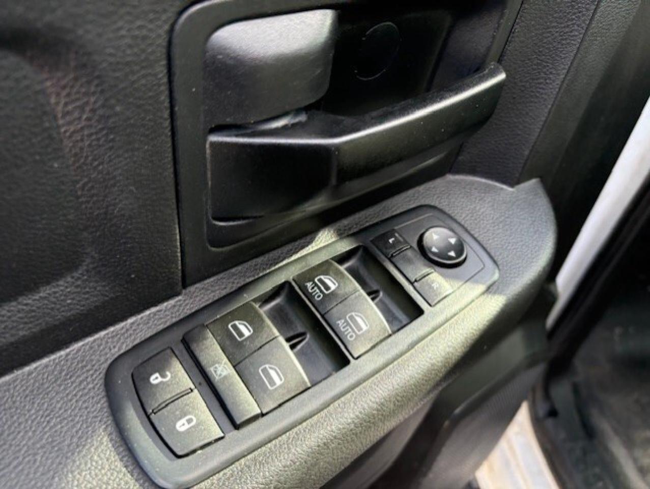 2016 RAM 3500 4WD 6.7L CUMMINS DIESEL-CREW CAB-LONG BOX-ONLY 73K Photo