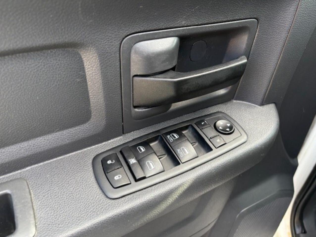 2011 RAM 2500 6.7L CUMMINS DIESEL-CREW CAB-LONG BOX-ONLY 91KM!! Photo