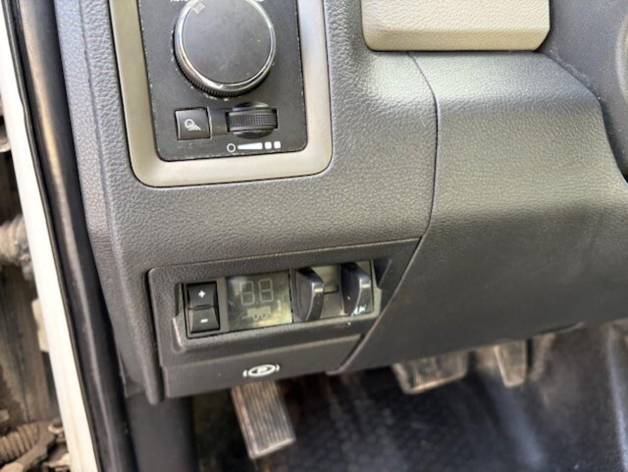 2011 RAM 2500 6.7L CUMMINS DIESEL-CREW CAB-LONG BOX-ONLY 91KM!! Photo