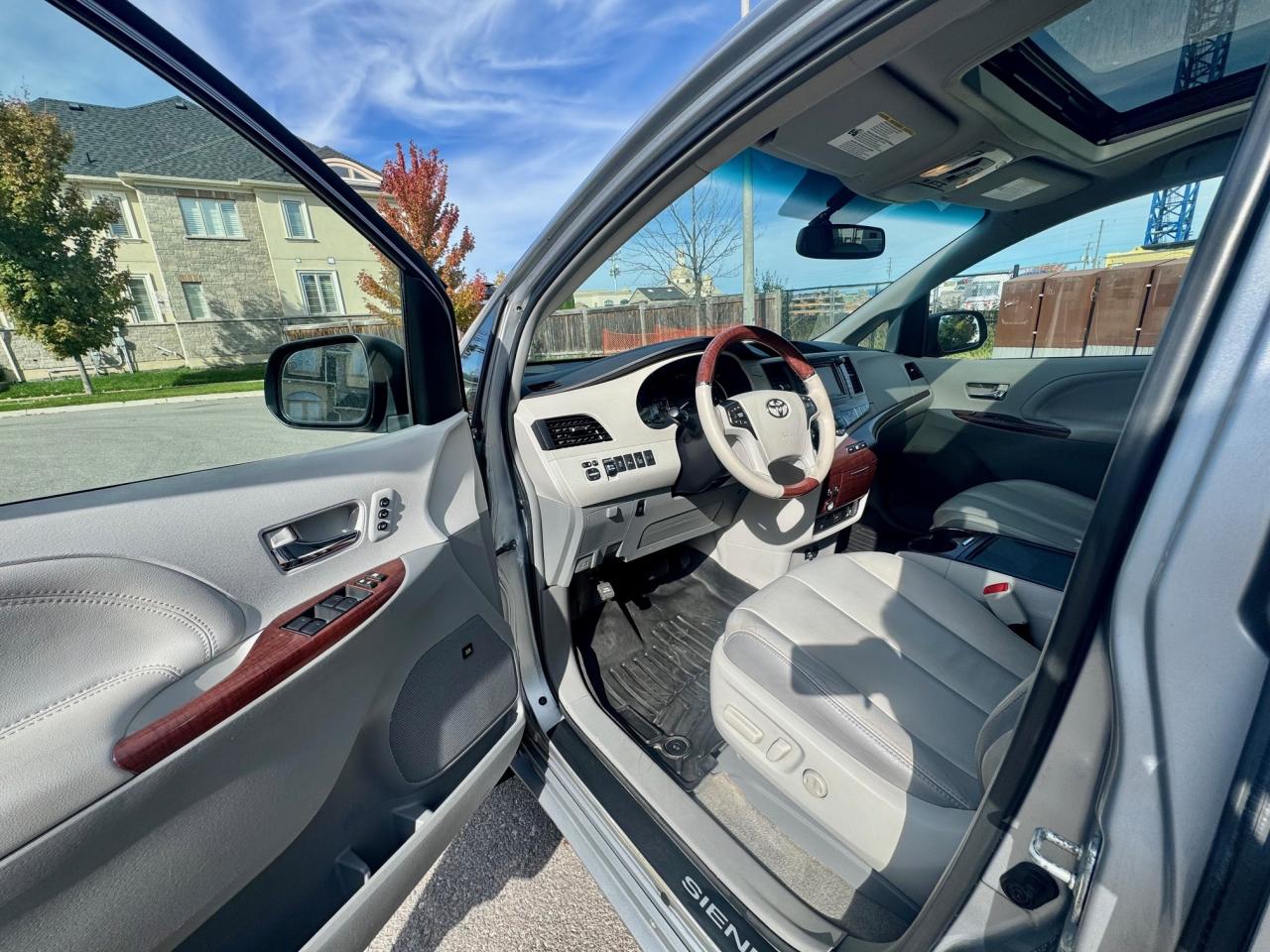 2014 Toyota Sienna XLE LIMITED 7-Pass FWD Certified NoAccidents FullS Photo