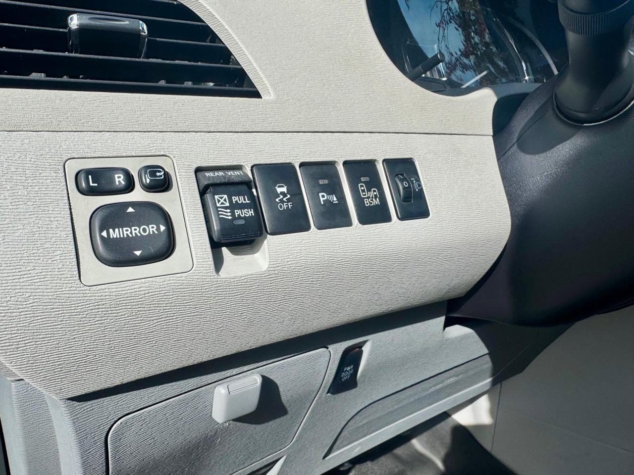 2014 Toyota Sienna XLE LIMITED 7-Pass FWD Certified NoAccidents FullS Photo