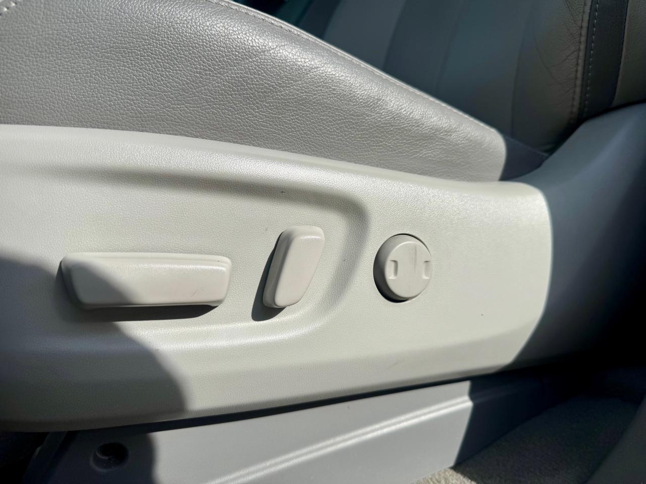 2014 Toyota Sienna XLE LIMITED 7-Pass FWD Certified NoAccidents FullS Photo