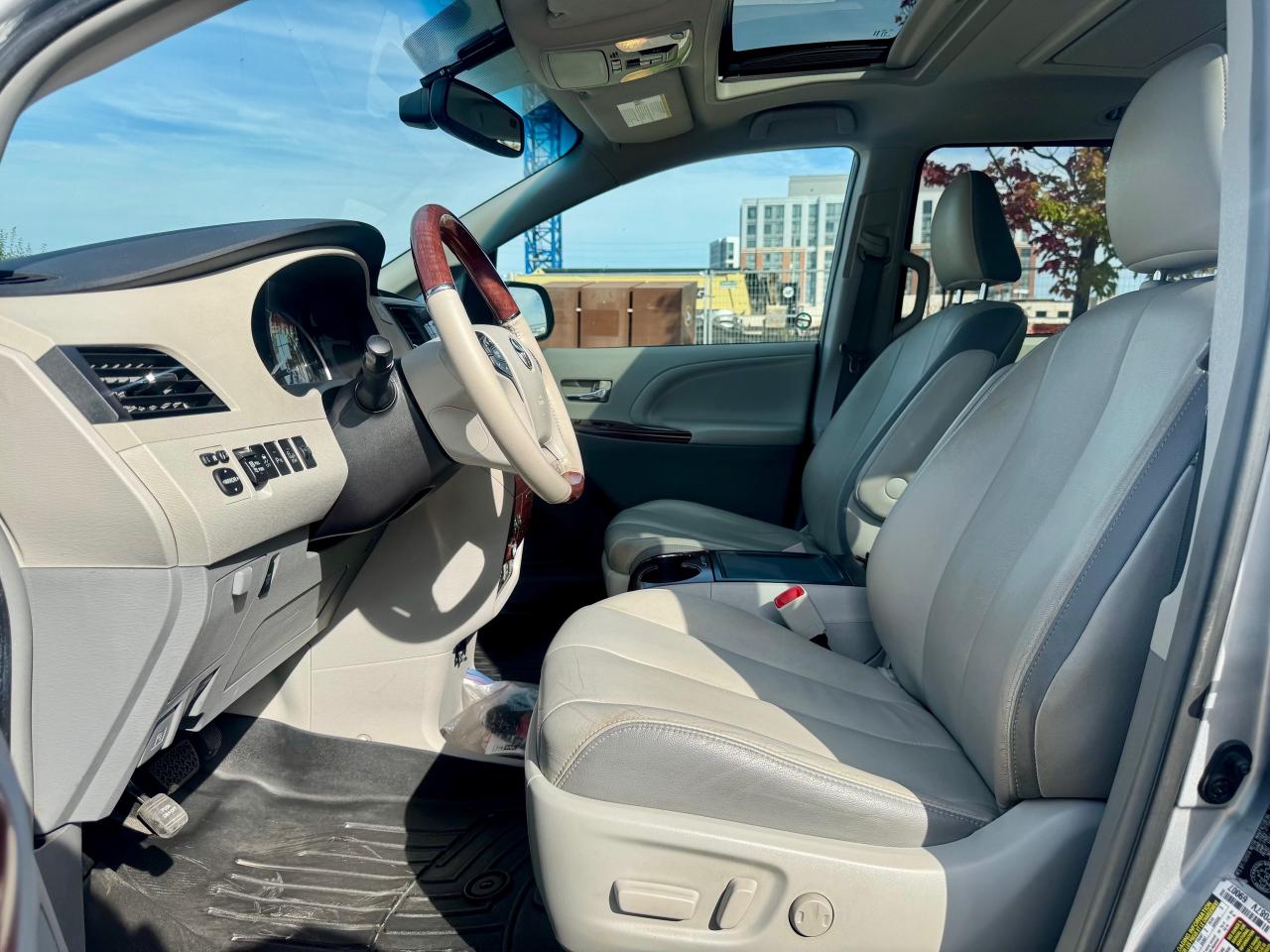 2014 Toyota Sienna XLE LIMITED 7-Pass FWD Certified NoAccidents FullS Photo