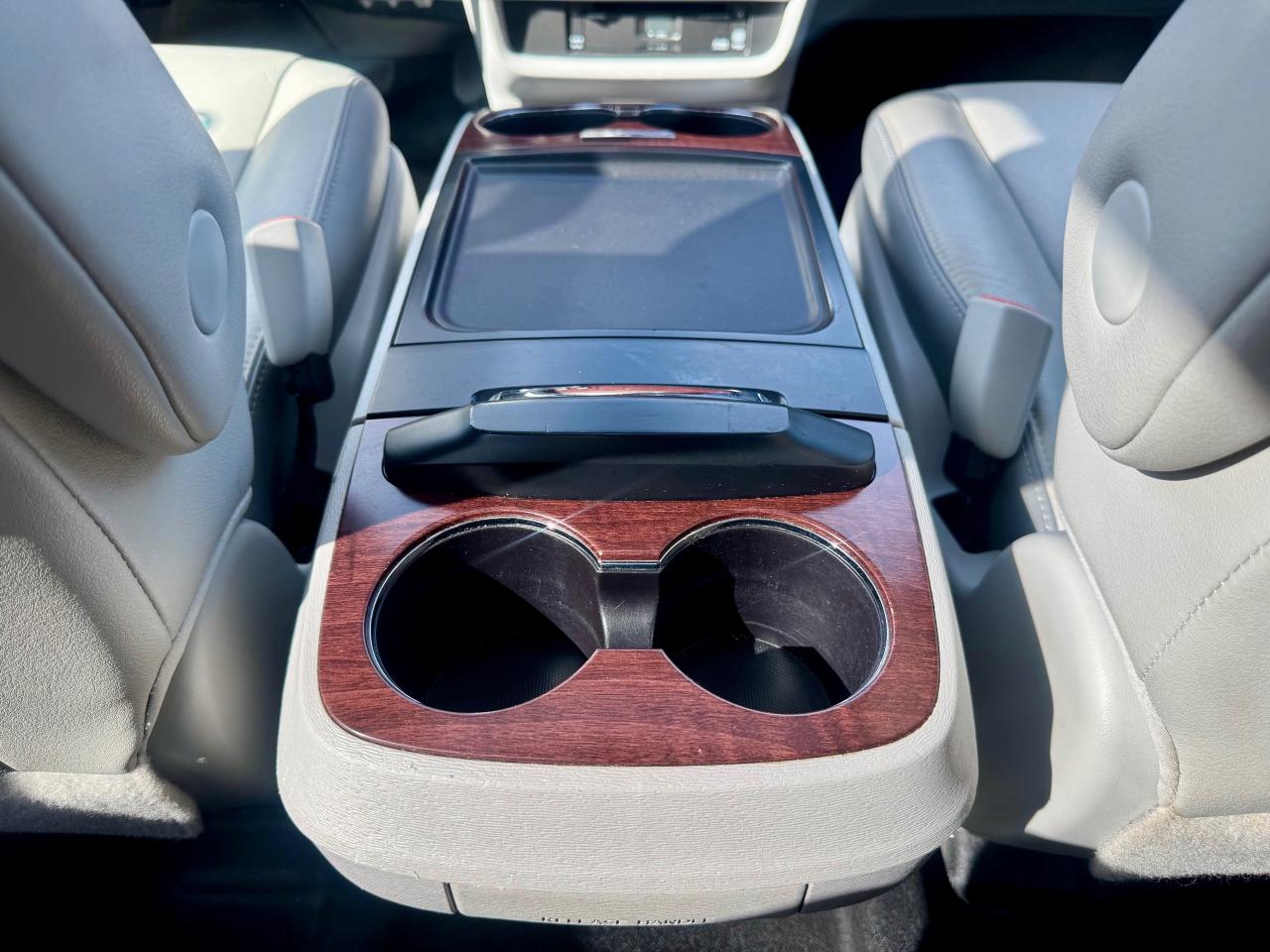 2014 Toyota Sienna XLE LIMITED 7-Pass FWD Certified NoAccidents FullS Photo