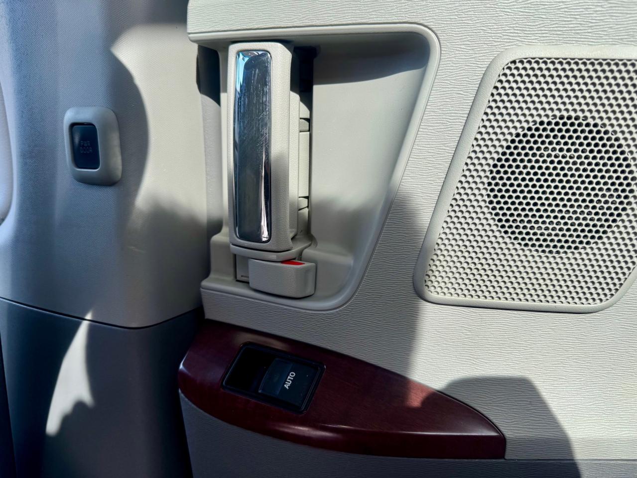 2014 Toyota Sienna XLE LIMITED 7-Pass FWD Certified NoAccidents FullS Photo