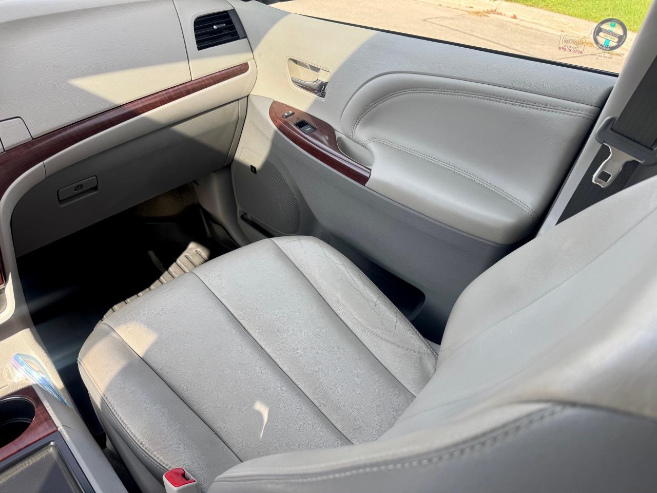 2014 Toyota Sienna XLE LIMITED 7-Pass FWD Certified NoAccidents FullS Photo