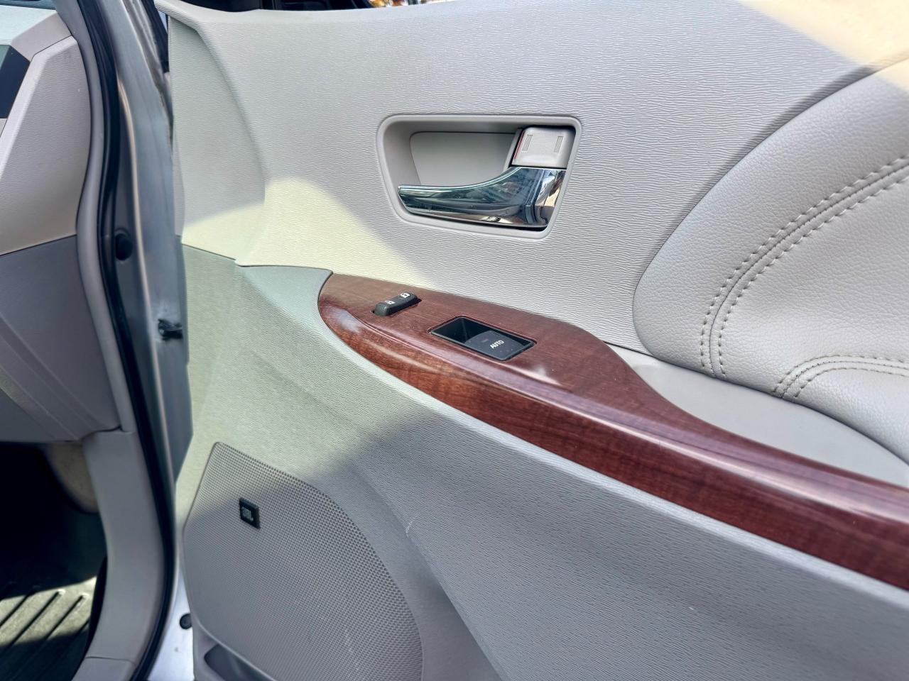 2014 Toyota Sienna XLE LIMITED 7-Pass FWD Certified NoAccidents FullS Photo