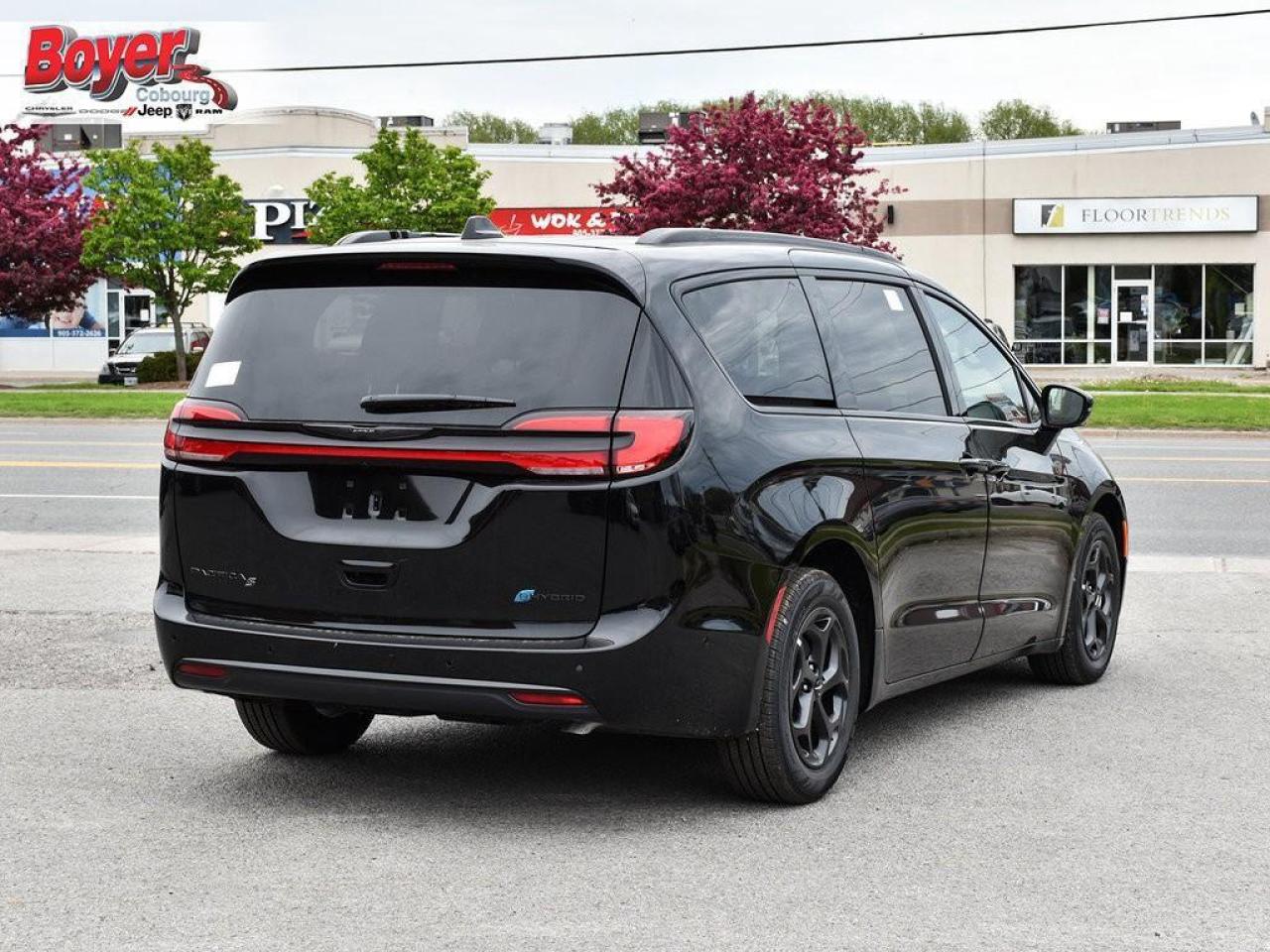 2024 Chrysler Pacifica Hybrid Select Photo