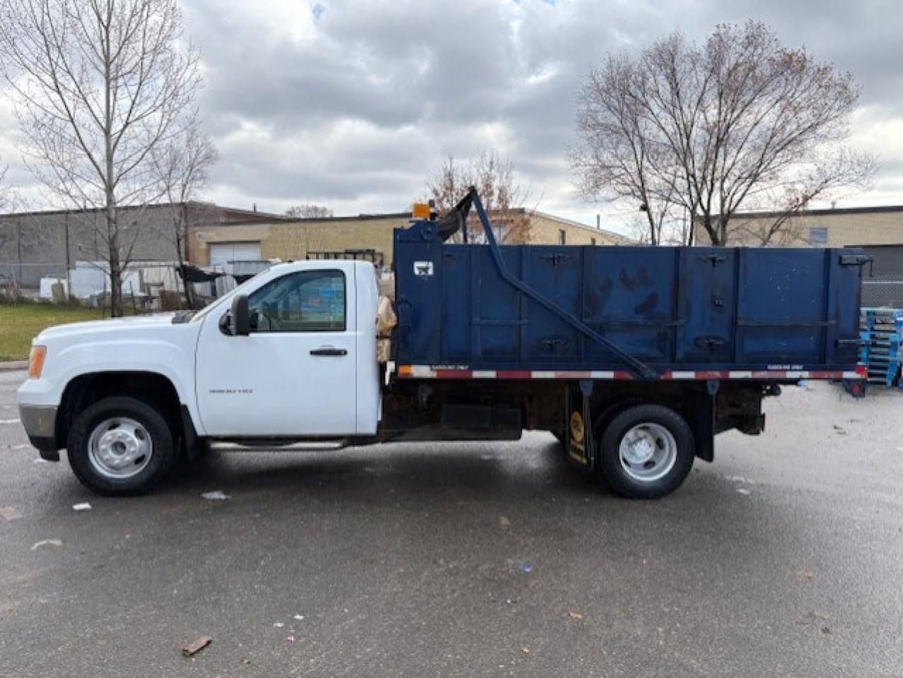 2014 GMC Sierra 3500HD REGULAR CAB **12 FOOT DEL DUMP BOX-ONLY 97,000KM** Photo3