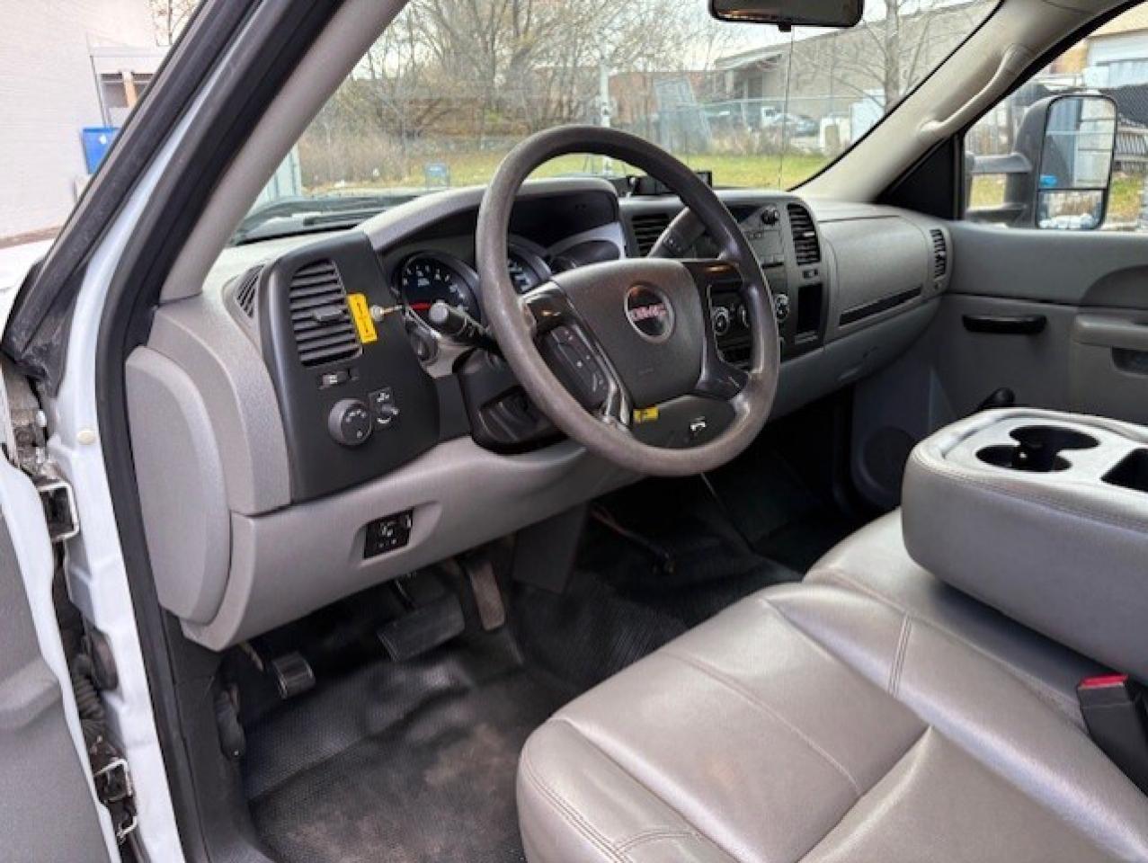 2014 GMC Sierra 3500HD REGULAR CAB **12 FOOT DEL DUMP BOX-ONLY 97,000KM** Photo