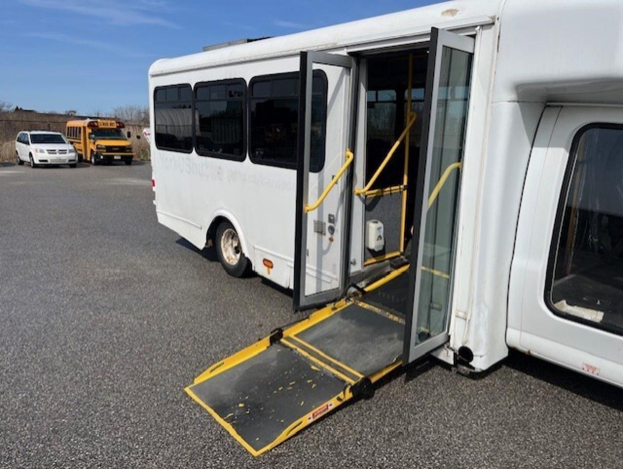 2014 GMC Savana 4500 Van 177 **YORK UNIVERSITY SHUTTLE BUS** Photo