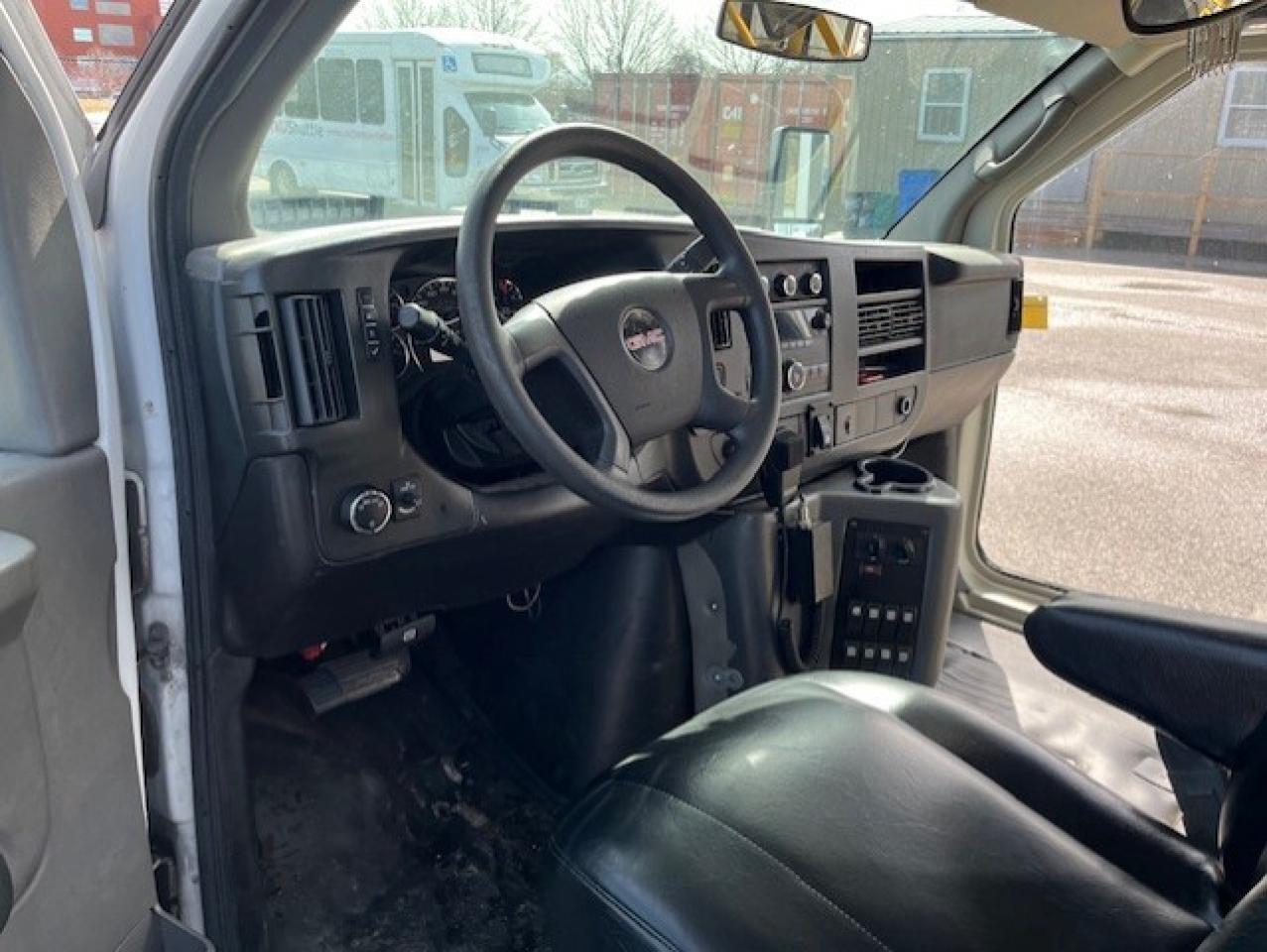 2014 GMC Savana 4500 Van 177 **YORK UNIVERSITY SHUTTLE BUS** Photo