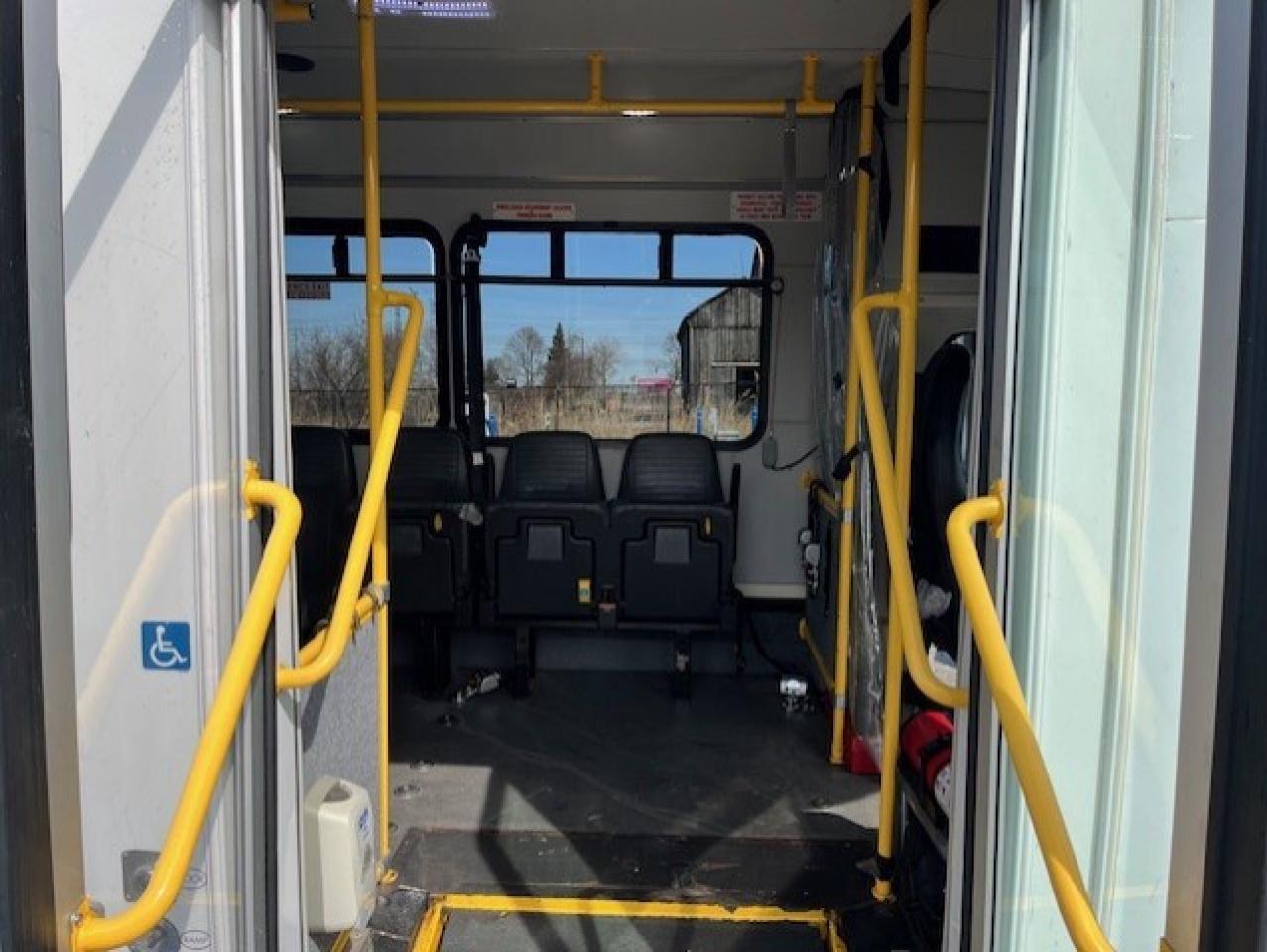2014 GMC Savana 4500 Van 177 **YORK UNIVERSITY SHUTTLE BUS** Photo