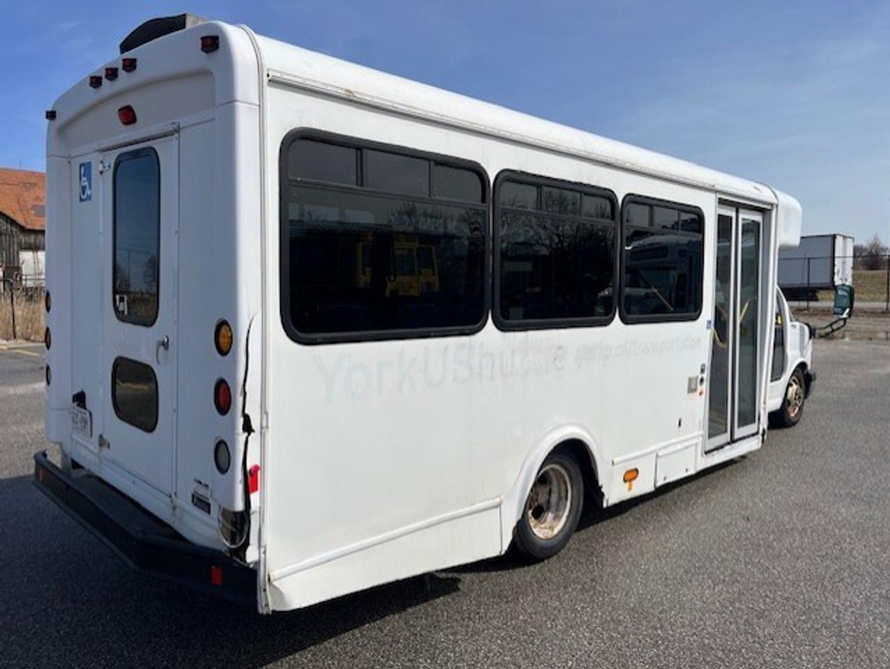 2014 GMC Savana 4500 Van 177 **YORK UNIVERSITY SHUTTLE BUS** Photo4