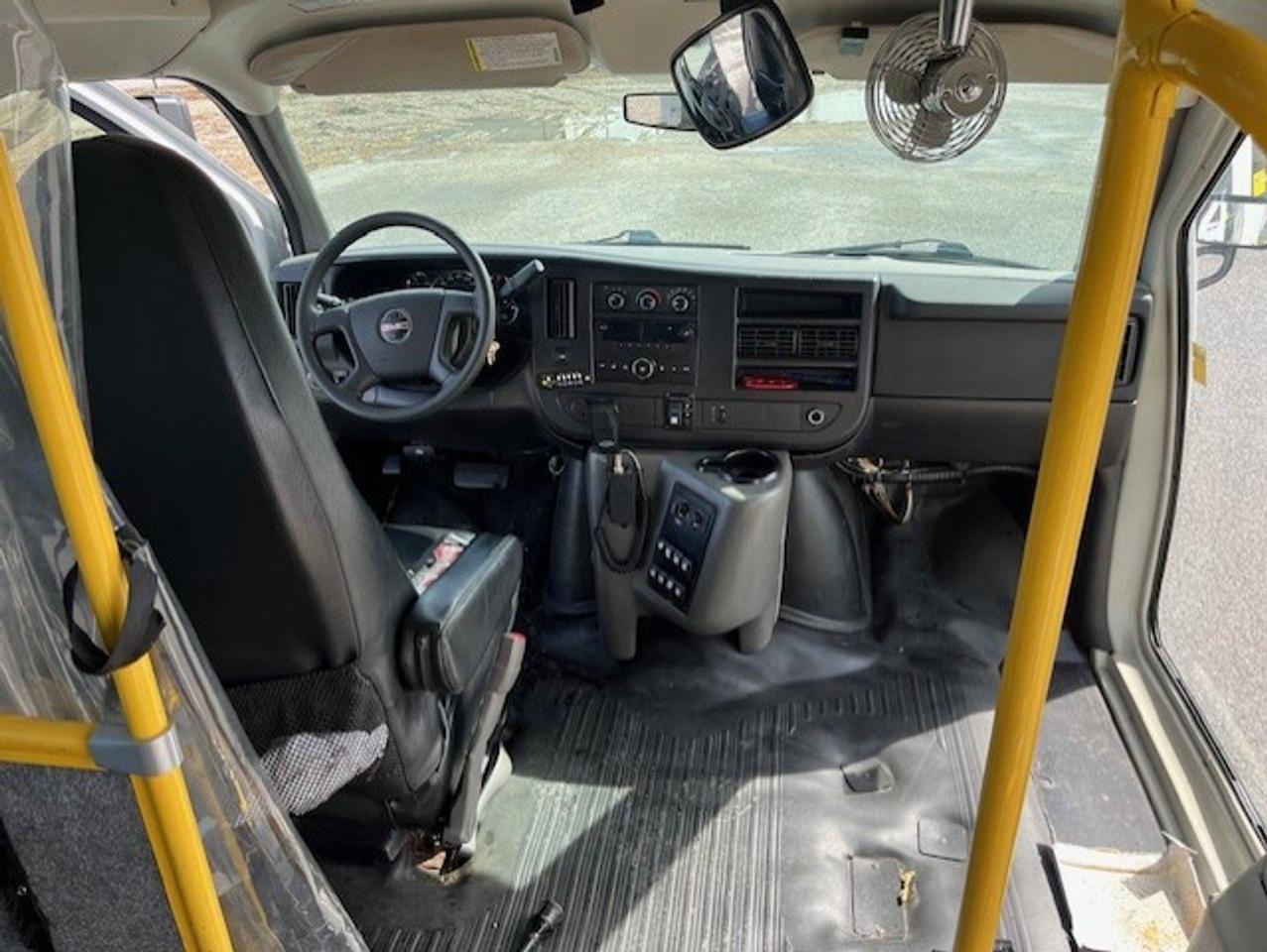 2014 GMC Savana 4500 Van 177 **YORK UNIVERSITY SHUTTLE BUS** Photo