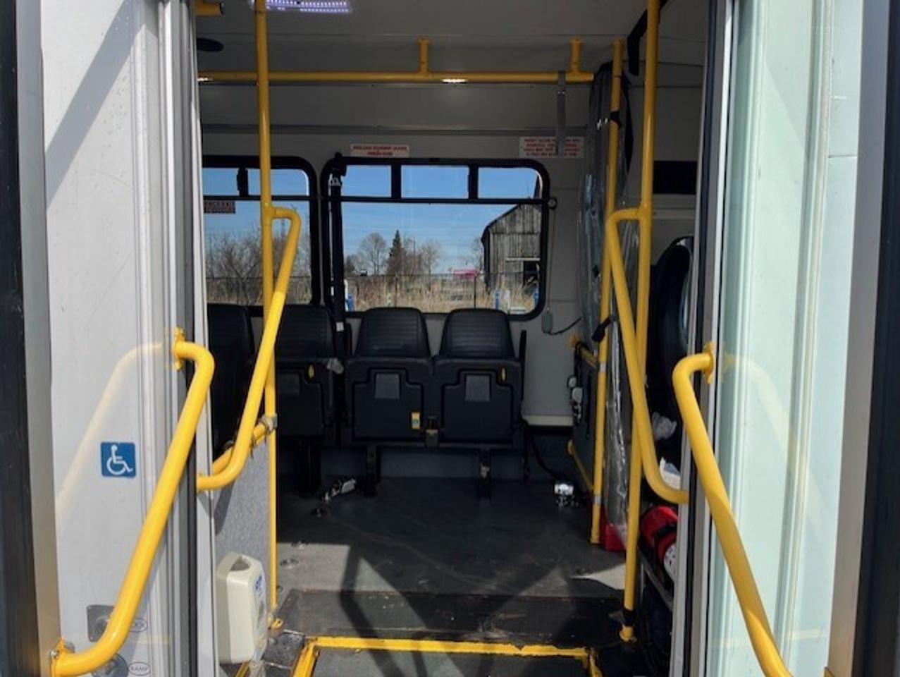 2014 GMC Savana 4500 Van 177 **YORK UNIVERSITY SHUTTLE BUS** Photo