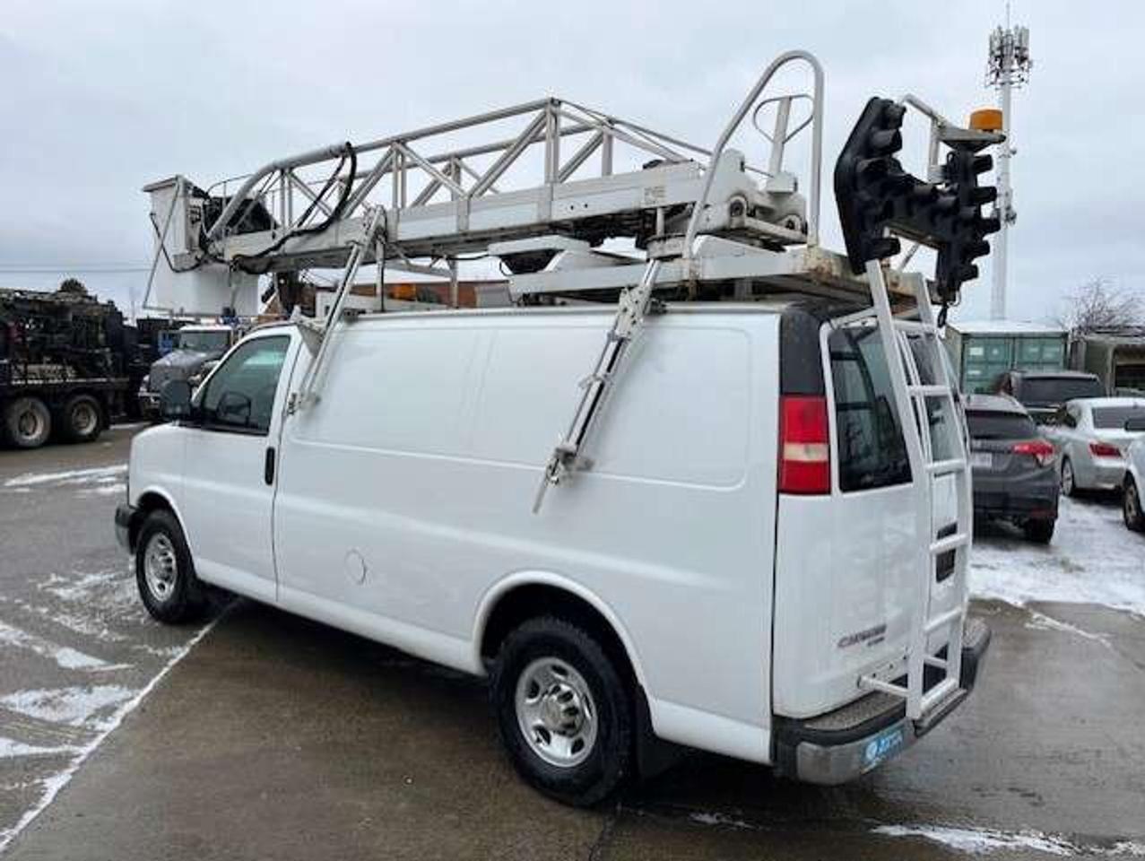 2012 Chevrolet Express 3500 3500 BUCKET/BOOM/CHERRY PICKER **TELELIFT CRANE** Photo2