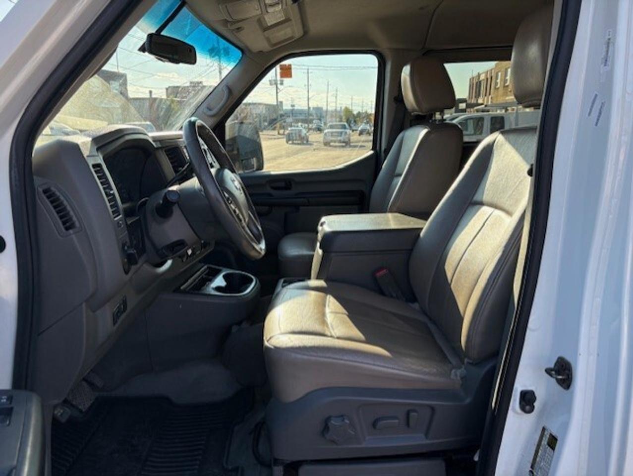 2016 Nissan NV 3500 SL HD 12 PASSENGER-CAM-NAV-LEATHER-HTD SEATS Photo