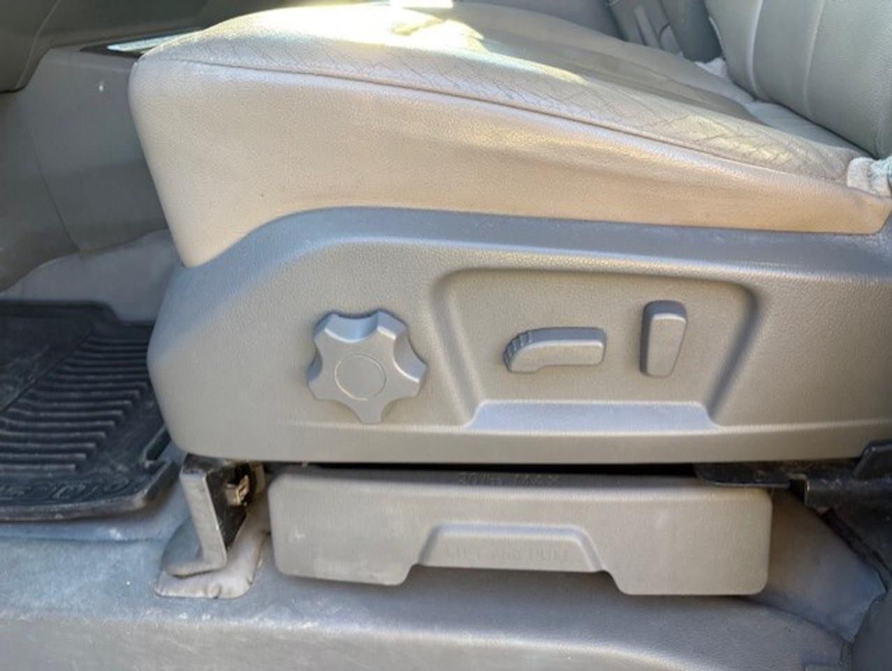 2016 Nissan NV 3500 SL HD 12 PASSENGER-CAM-NAV-LEATHER-HTD SEATS Photo