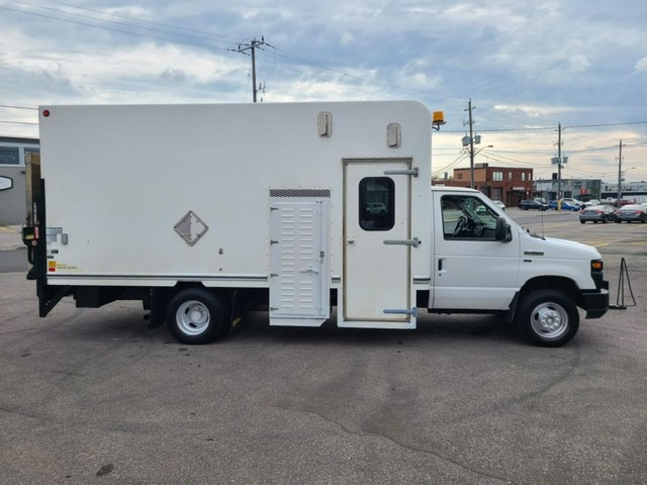 2012 Ford Econoline E-450 16 FT UNICELL-WALTCO P/LIFTGATE-5 PASSENGER Photo