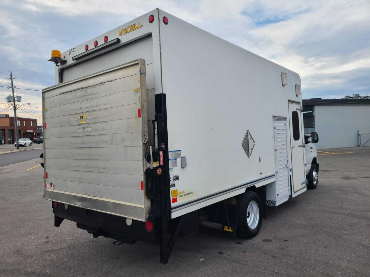 2012 Ford Econoline E-450 16 FT UNICELL-WALTCO P/LIFTGATE-5 PASSENGER Photo