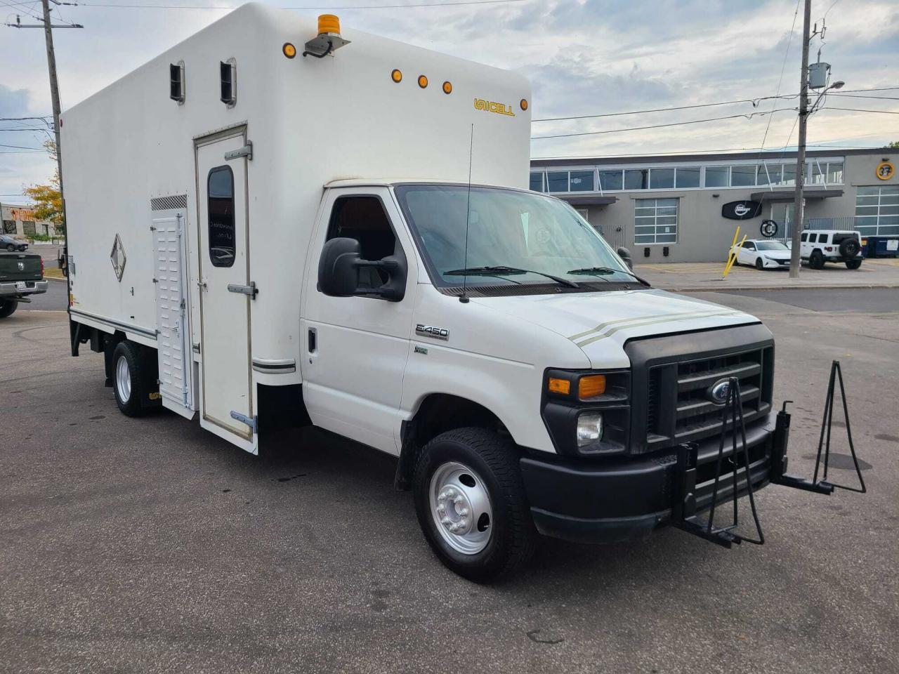 2012 Ford Econoline E-450 16 FT UNICELL-WALTCO P/LIFTGATE-5 PASSENGER Photo