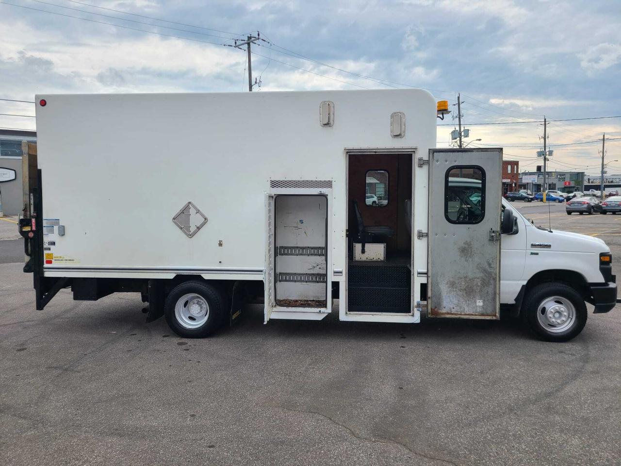 2012 Ford Econoline E-450 16 FT UNICELL-WALTCO P/LIFTGATE-5 PASSENGER Photo