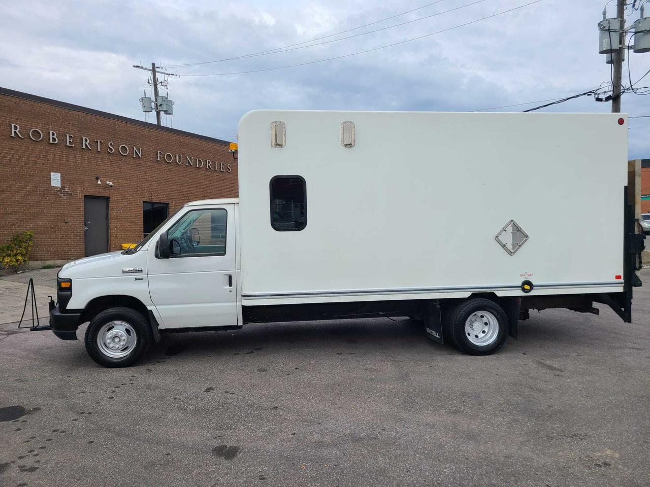 2012 Ford Econoline E-450 16 FT UNICELL-WALTCO P/LIFTGATE-5 PASSENGER Photo