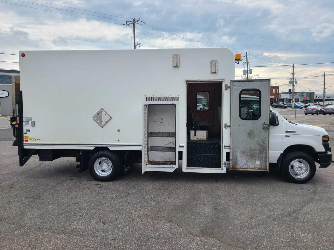 2012 Ford Econoline E-450 16 FT UNICELL-WALTCO P/LIFTGATE-5 PASSENGER Photo