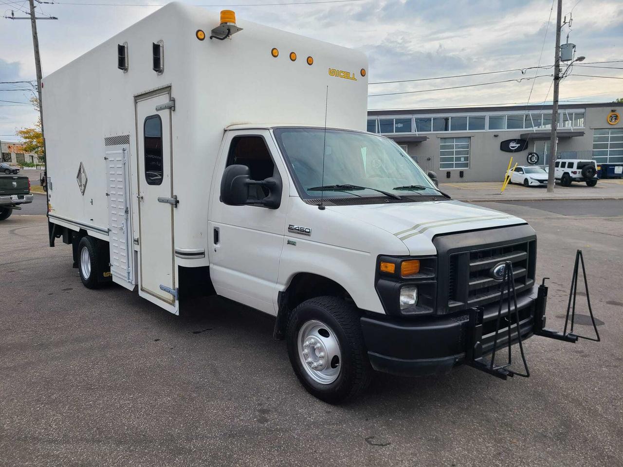 2012 Ford Econoline E-450 16 FT UNICELL-WALTCO P/LIFTGATE-5 PASSENGER Photo