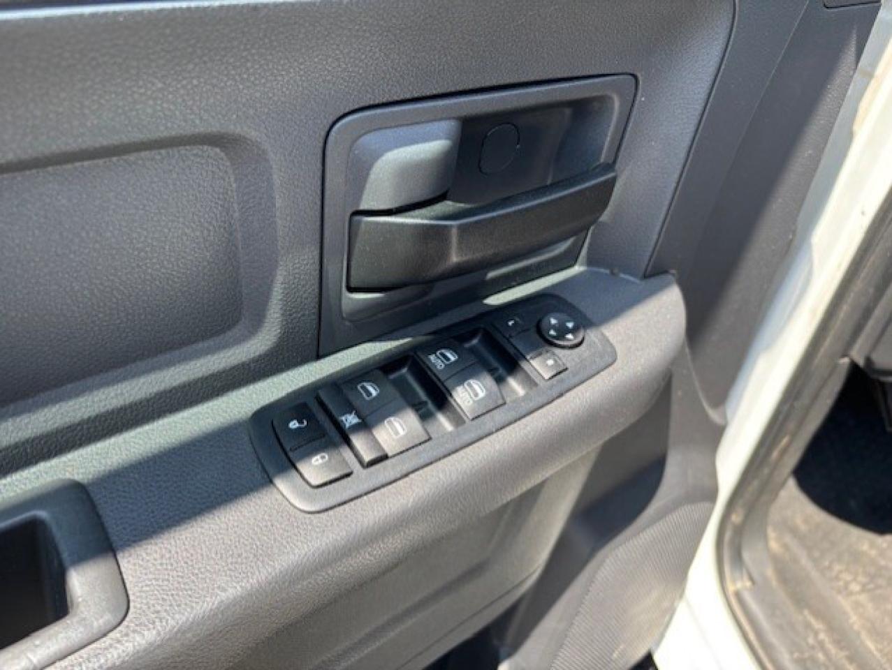 2011 RAM 2500 6.7L CUMMINS DIESEL-CREW CAB-SHORT BOX-ONLY 87KM! Photo