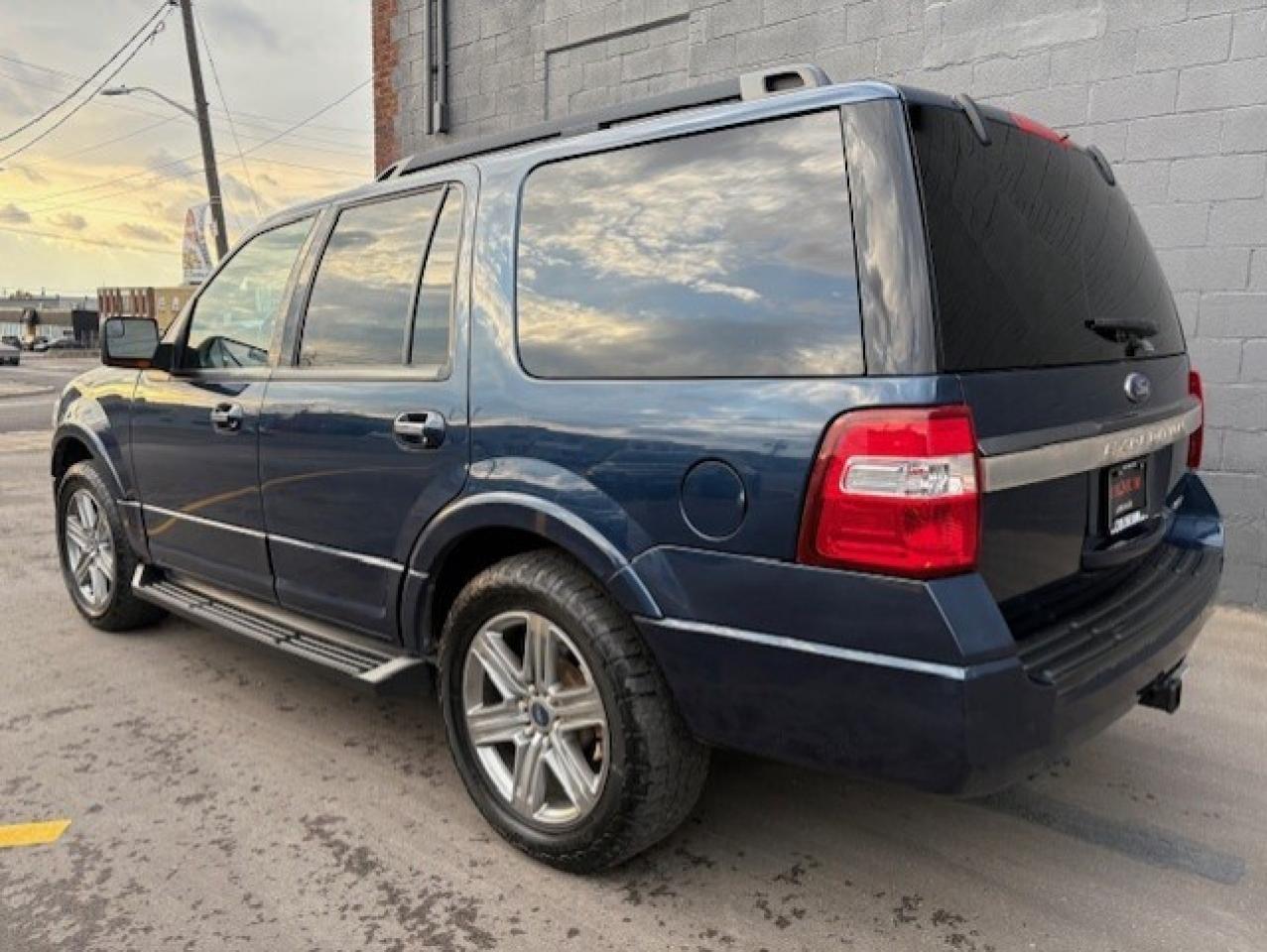 2017 Ford Expedition XLT 4WD 8 PASSENGER LEATHER-ROOF-CAM-NAV-CERTIFIED Photo2