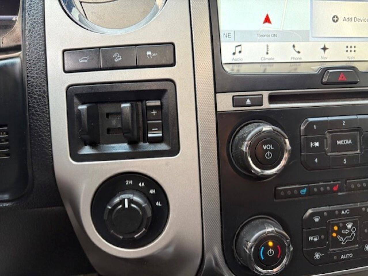 2017 Ford Expedition XLT 4WD 8 PASSENGER LEATHER-ROOF-CAM-NAV-CERTIFIED Photo