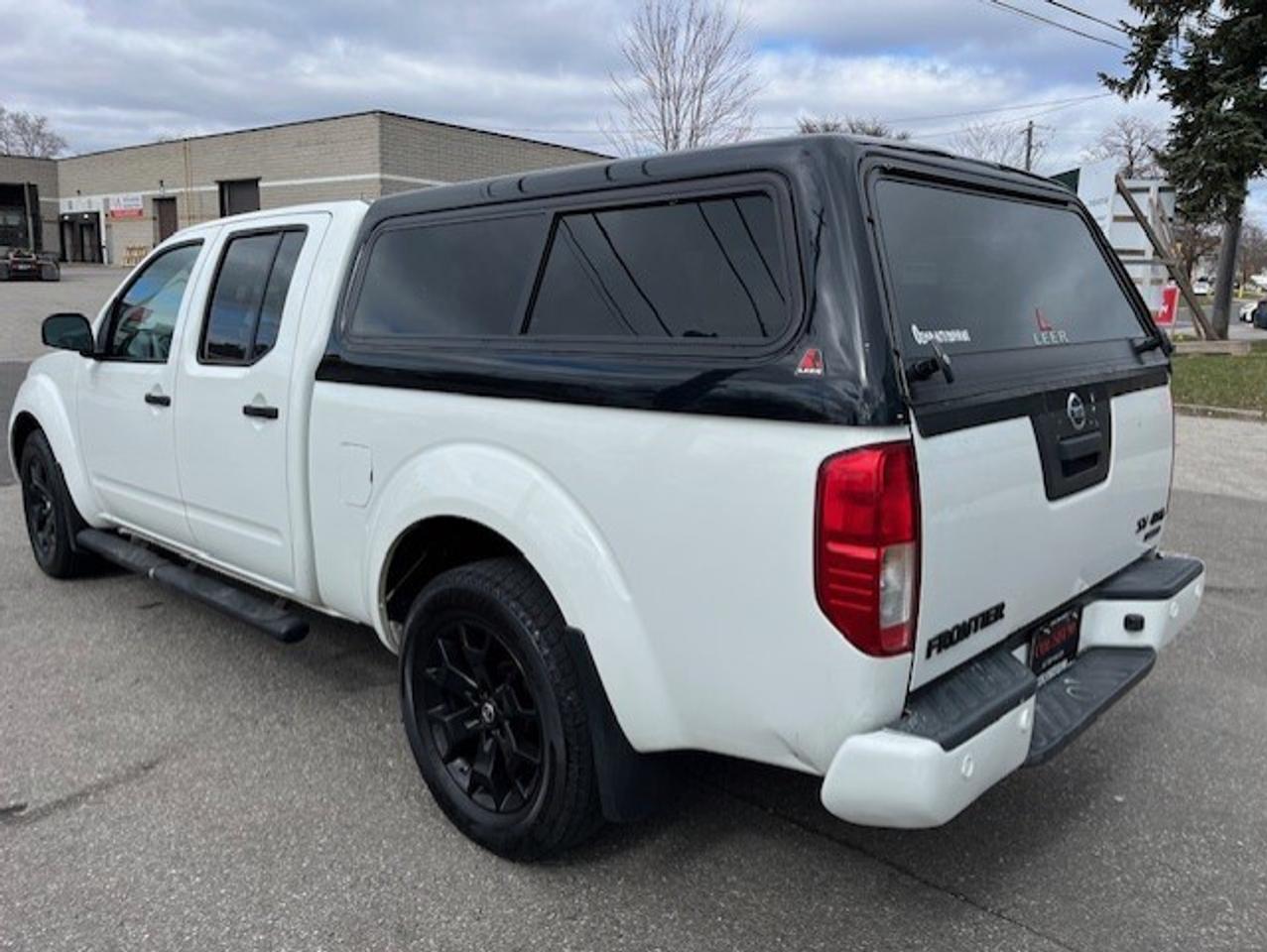 2018 Nissan Frontier SV 4X4 MIDNIGHT EDITION-CREW CAB-CERTIFIED-FINANCE Photo2