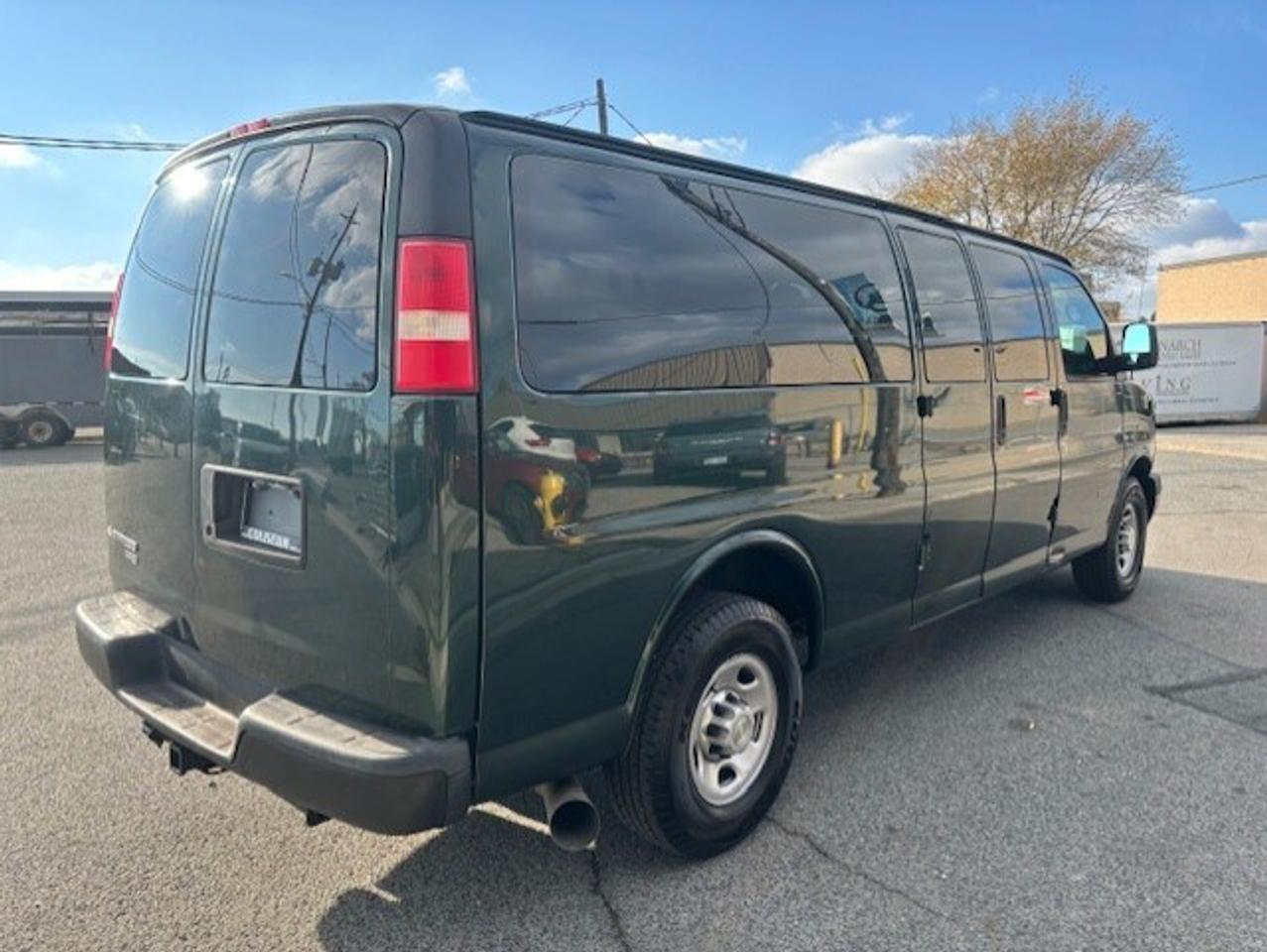2014 Chevrolet Express 3500 **6.6L DURAMAX DIESEL-12 PASSENGER EXTENDED** Photo4