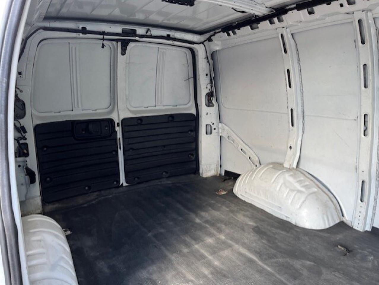 2020 GMC Savana Cargo Van 2500 **V6-1 OWNER-NO WINDOWS-BACK UP CAMERA** Photo