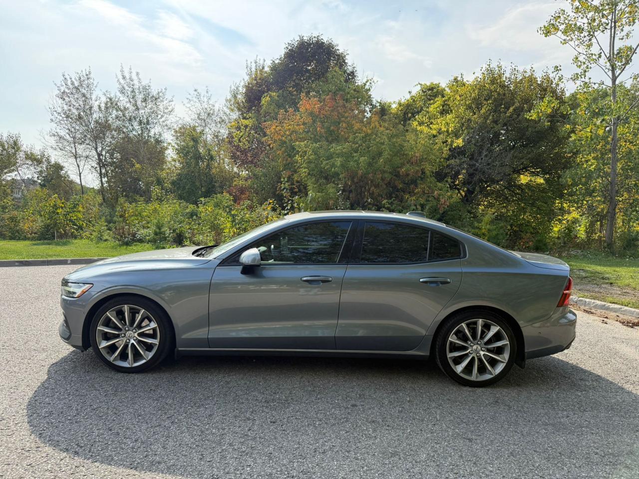 2019 Volvo S60 T6 AWD Momentum Photo