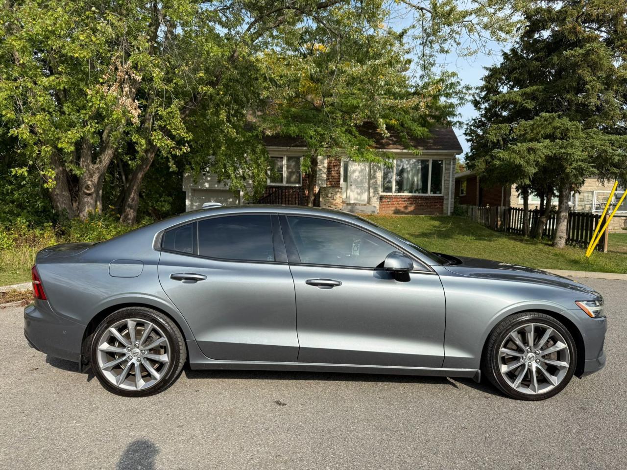2019 Volvo S60 T6 AWD Momentum Photo